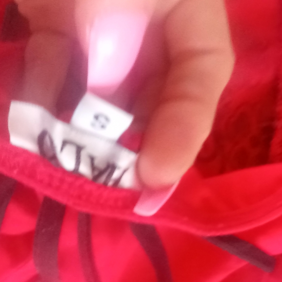 Red tanktop - Picture 5 of 5